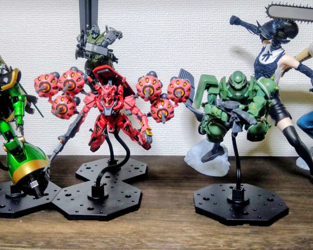 ザクと並べるとシュッとしてます。