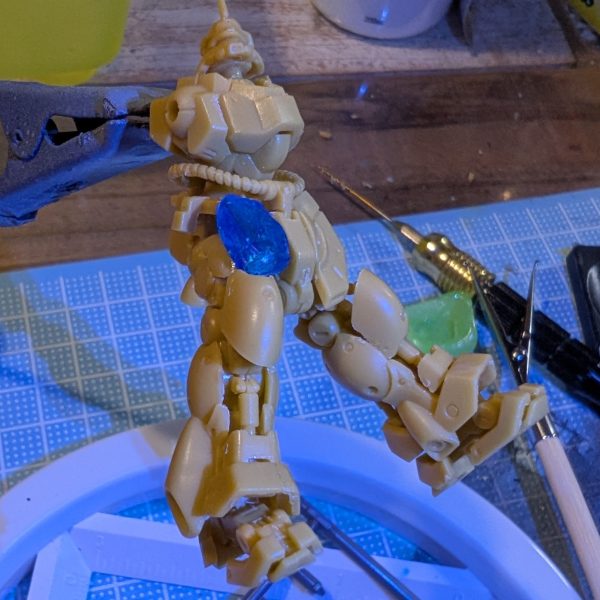 リ‣ガズィとギラ・ドーガ（レズン機）のアーティファクトがギリギリ買えたので逆シャアでは無かったけど2体の対決を100均の縦型ケースのジオラマにする予定。いつものポージング。なぜかギラドーガのスカートがなくなったのでお湯まるとレジンで複製（青いクリアの所）。左のパーツが2つできてしまうがカットして回転して強引に接着。ポージングするとなんか誤魔化せていい。（2枚目）