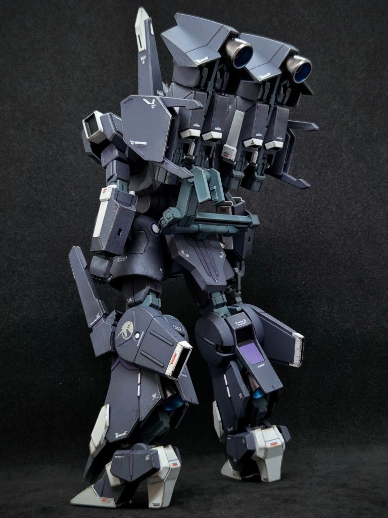 青紫がかったダークグレー…フレームがダークグリーン…部分的にホワイト…悪役感を感じさせつつ、渋い配色♬今回はガンマカで青紫グレーとホワイトを差し色追加…白系デカールで情報量追加…ダーク系で単調にならないようにしつつ、これまたいつもの汚しを少しだけ施しました。遠距離からの狙撃手らしく、ダメージは控えめでもリアルさを意識してみました(*^^*)