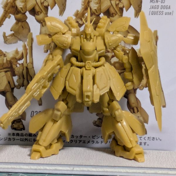 アーティファクト今度はサザビーを制作中です。ライフルを持ってる右腕をカットして0.5の真鍮線を入れ角度を変更、股関節も少し開くようにしたりとちょいちょい自分好みに弄ってます。本体見て足装甲の合わせ目と、後ハメ加工が結構大変そうです。（2枚目）