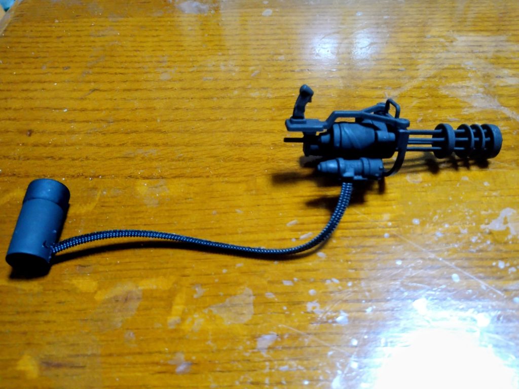 ガトリングガンは100均で買えるパーツです。ベルトリンクはファスナー、弾倉はコスメ用の小瓶です。