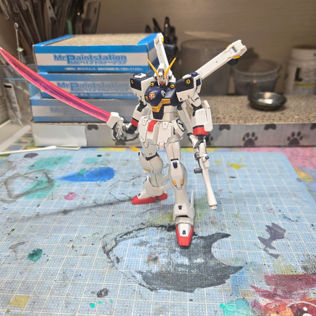 まず全身です。このキット武器やエフェクト、ハンドパーツなど豊富です。ビームザンバーとバスターガンを持たせて