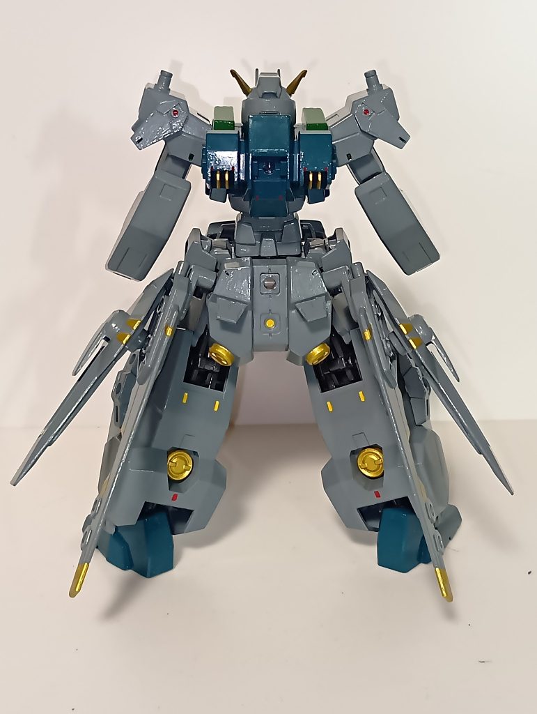 ○バスタード・セラヴィガンダムダイバーT.Kが部品取りでジャンクにしてしまっていたセラヴィガンダムの足りないパーツを色々補ってカスタムビルドした機体。本来の砲撃戦仕様ではなく汎用性を高めるように改造しており、オプション換装によって若干の性能変更を行う事が出来る。なお太陽炉は外付けせずに内蔵式としている。機体名に関しては、正当なタイプから外れているのでそういう意味で『雑種のセラヴィガンダム』と名付けている。オプション装備が無い状態はネイキッド(素体)と呼称する。