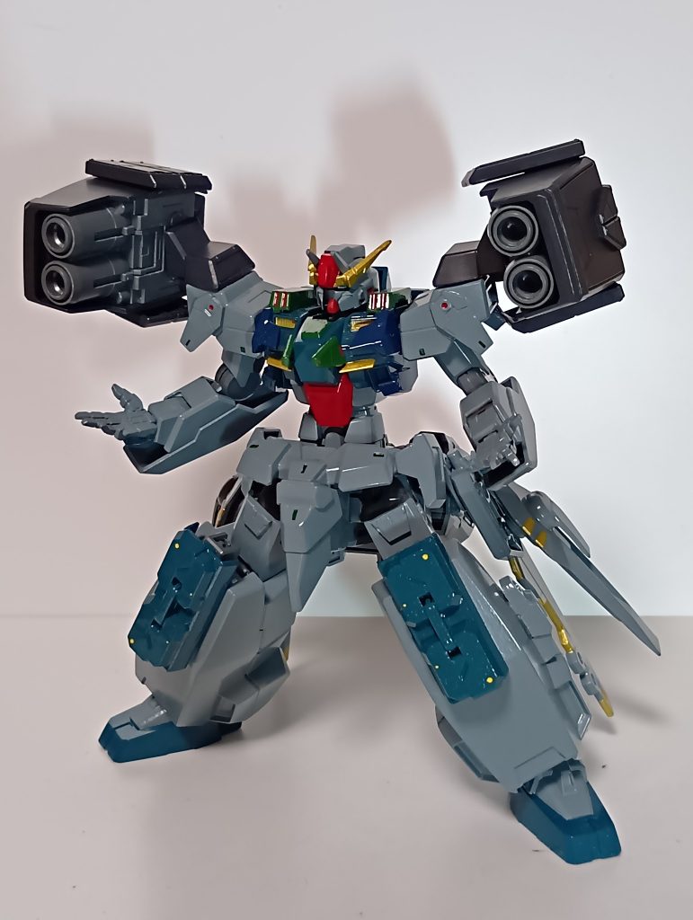 ○バスタード・セラヴィガンダム第二形態−1。リアアーマーのGNブースターはそのままにバックパックを取り外し、両肩にヴァーチェのGNキャノンを取り付けて、本来の砲撃戦仕様に立ち返っている。手持ち武装にビームサーベル付きGNビームライフルを新造。