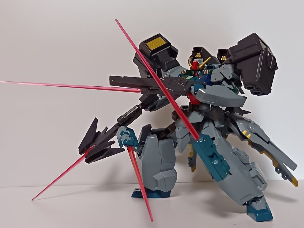 ○バスタード・セラヴィガンダム第二形態−2第二形態にGNステルスフィールドと新式のビームライフルを追加した形態。GNステルスフィールドの追加によって本機体はセンサーやレーダーを無効化しつつ、ビームライフル2丁とGNキャノンによる高い攻撃力を発揮する。GNステルスフィールドには追加型のGNドライブを搭載し、この形態では実質的にツインドライブ機となる。新式ビームライフルもビームサーベル発振機能があるので、最大4刀流で近接戦闘も行う。