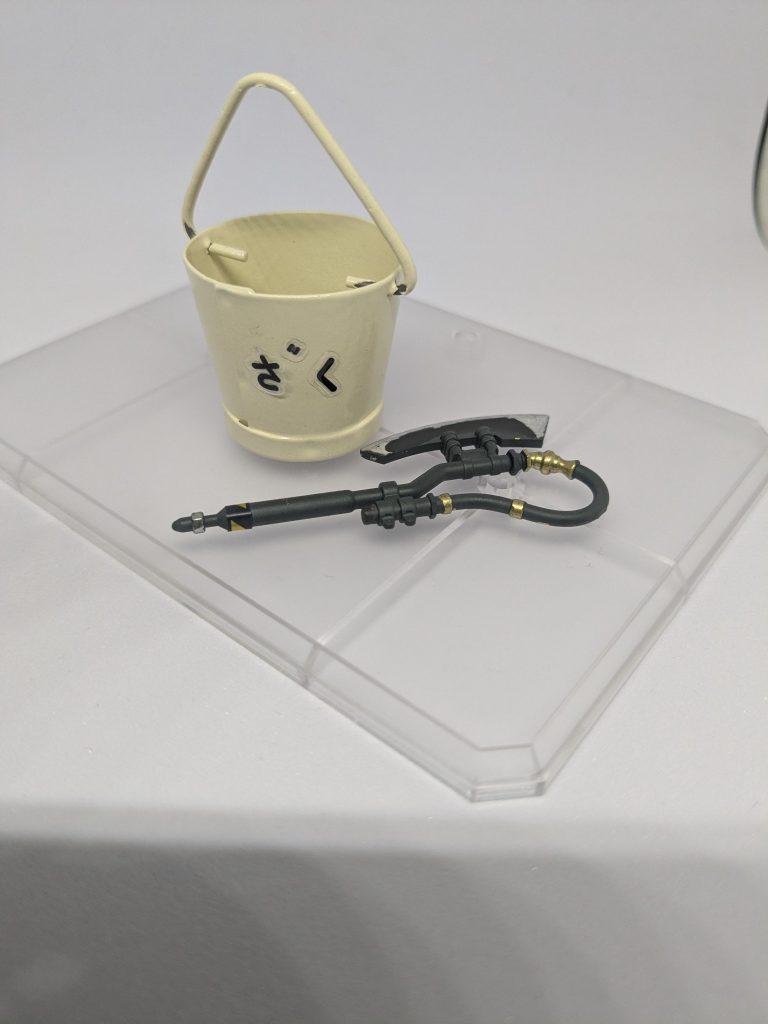 近接武器として警棒以外にも、ヒートホークを持たせました。あとこのバケツは、ヒートホークの収納や、密輸品や危険物をいれる役目を果たすという設定です。(^O^)