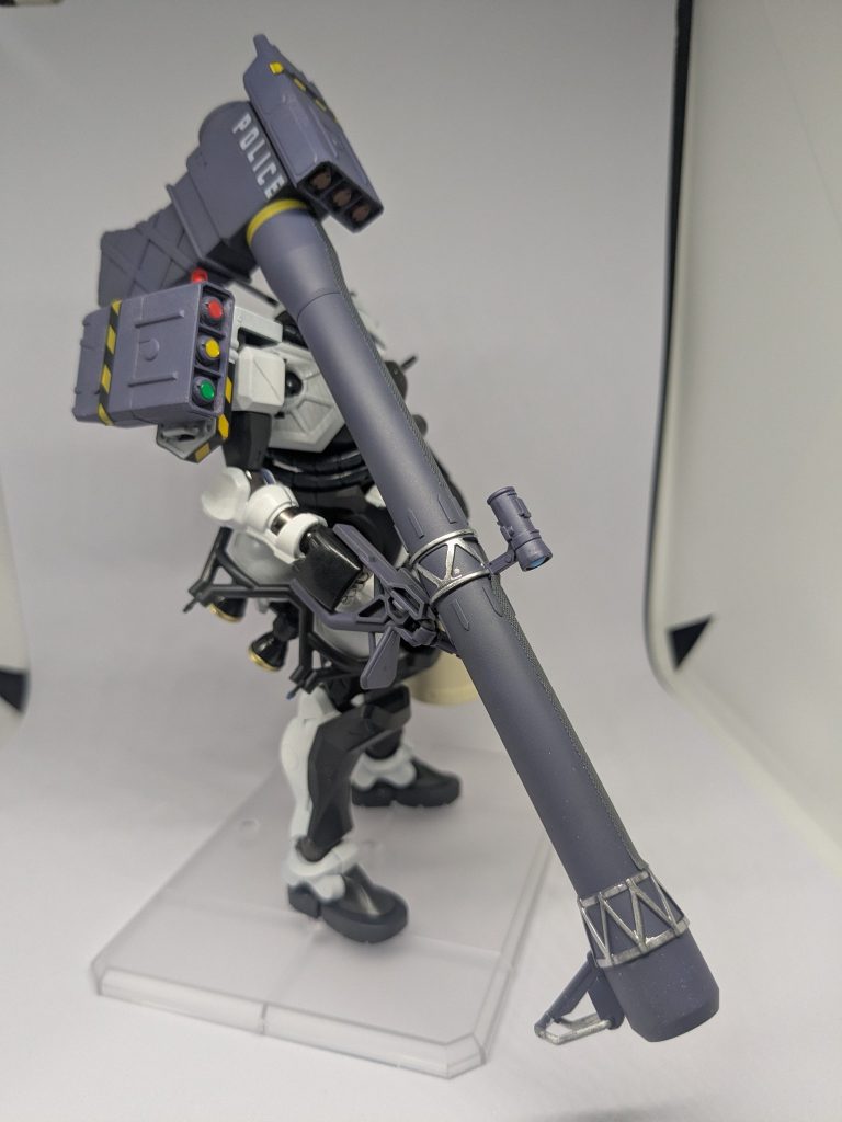 武装にはリックドムのバズーカを装備させました。これもやってみたかったことです。これも警察仕様にしています。一部に「POLICE」とあるのがお気に入りです。警察本部の許可が出ないと撃てません。肩のシールドには、信号機が付いています。信号機が壊れた交差点や、信号機代理として活躍します！