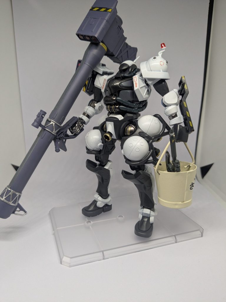 全体写真です。上の方を白多めで下の方を黒多めで塗りました。シールドなどには規制線の柄シールを貼ってみました。