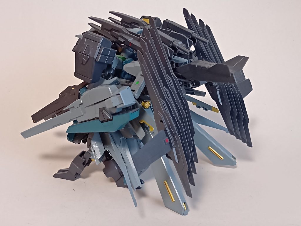 ○バスタード・セラヴィガンダム''プロミネンス''バスタード・セラヴィガンダムに強化外装『プロミネンスユニット』を纏わせたMA形態。本体のGNビームライフル2丁にGNキャノン、プロミネンスユニット側にGNビームバズーカ4門と大型GNビームキャノン2門、GNビームガン2門、GNクラスターミサイル10発と多数のGNマイクロミサイル、ソードビット8基を装備する。この状態は大規模戦力との戦闘を視野に入れた戦術級の戦闘形態であり、ジンクスⅢクラスのMS戦力ならば単騎で2個大隊相当の敵戦力を殲滅可能である。本体のGNドライブの他に、プロミネンスユニット搭載のGNドライブと、背面のソードビット基部に擬似太陽炉を合計8個搭載しており、ガデラーザ程ではないが圧倒的なエネルギー出力を誇っている。
