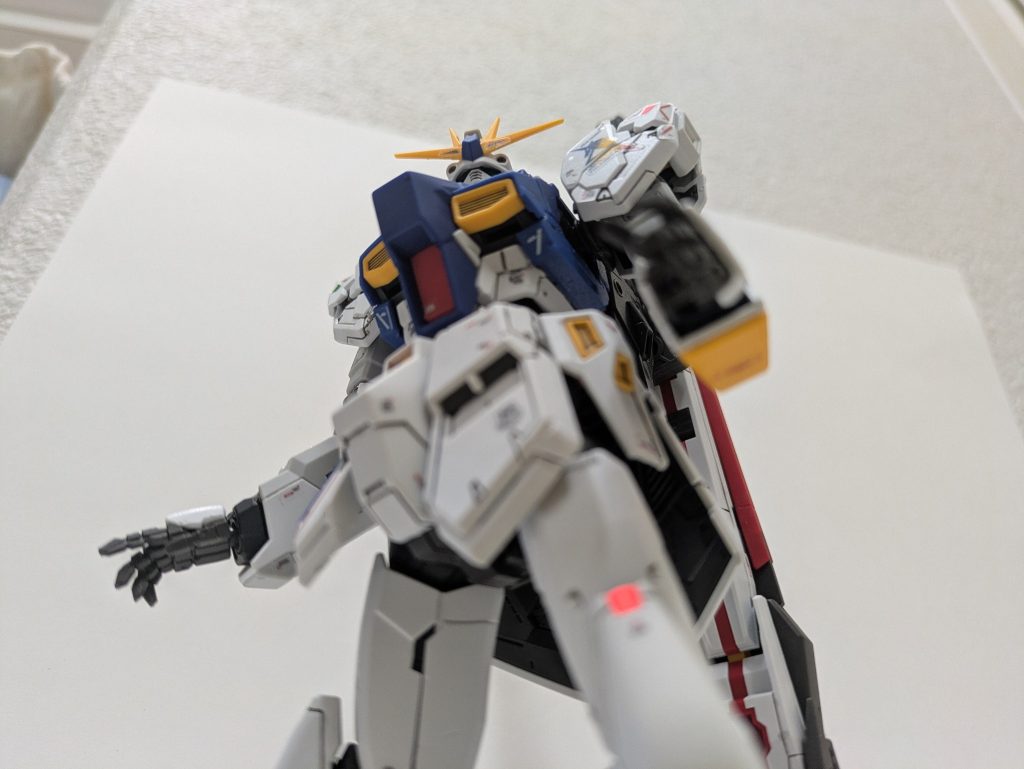 やっぱりこの角度よのぉ。ファーストガンダムもユニコーンも見られなかったので、いつかこいつは本物をこうやって眺めたい。