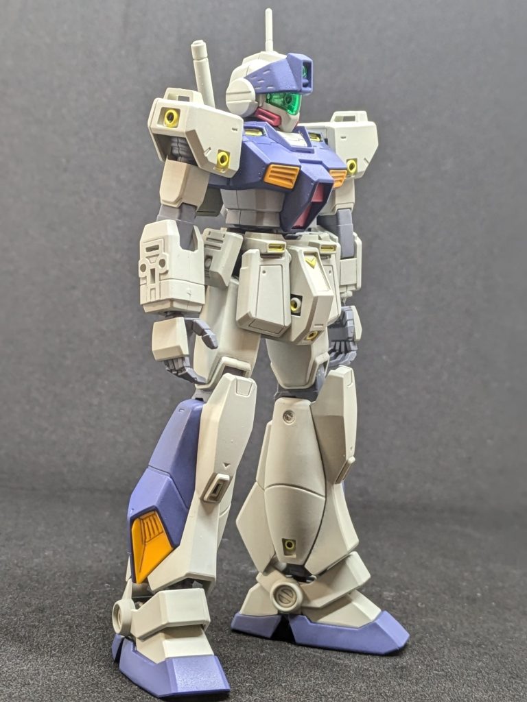 勝手な脳内設定です！縁起悪いかもですが、全滅したスカーレット隊を再編成する際に大破したアレックを修復し隊長機としてグレイ・ファントムに配備した的な設定、新任の隊長とメンバーが異動してきて、互いにぶつかり合って部隊は強く、信頼＆絆を深めていく・・・よくある話しって事で・・・破壊された頭部はジムスナ、右前腕はジムっぽく見えるシンプルな物を引っ張ってきました！&nbsp;実は旧HGのストフリの腕と平手です・・・