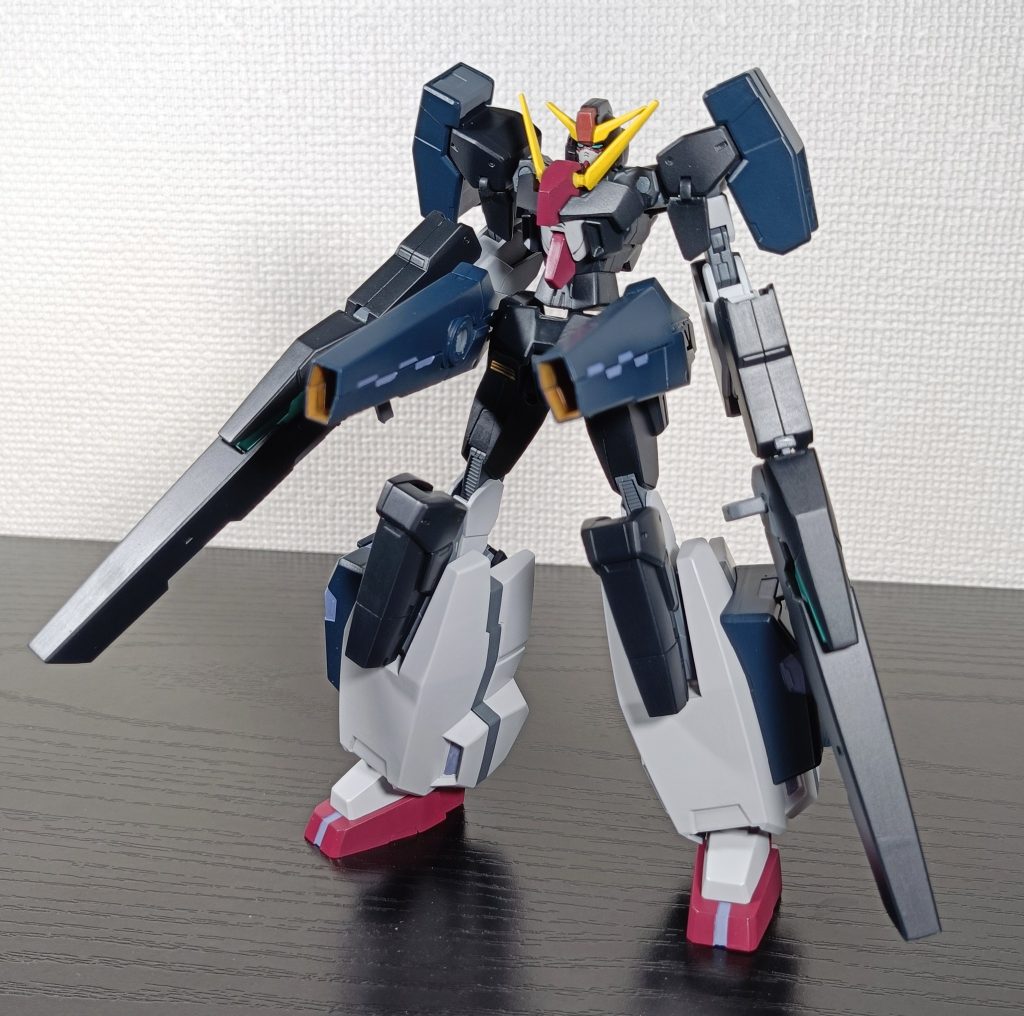 【セラヴェクスムガンダム】コアセラフィムにセラヴィーアーマーをセミドッキングした形態。コアセラフィム単体での戦闘力は低く、ヘリオスフィアシステムを使用する際には基本的にこの形態になる。