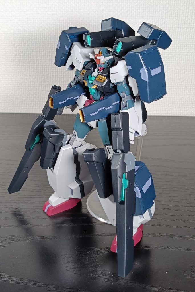 セラヴィーアーマーをドッキングしたコアガンダムとセラフィム、2機分の粒子出力による大火力を活かすセラヴィーガンダ厶GNHW/Bに寄った形態。