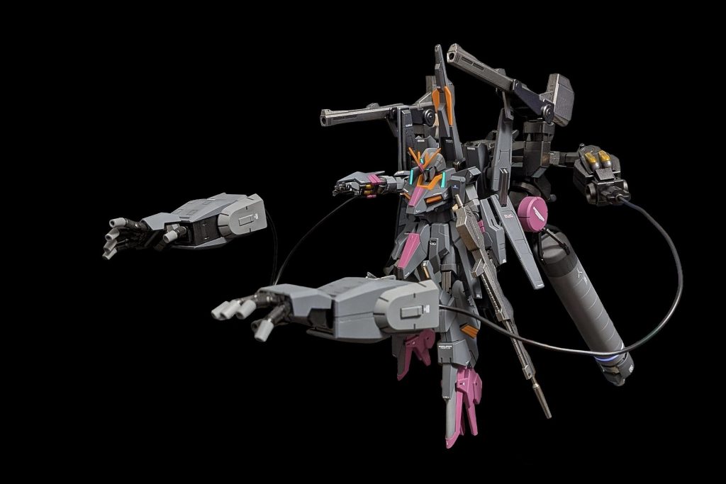 本機の目玉、サイコ・アームユニット有線アームを射出し、合計10門のビームによるオールレンジ攻撃が可能