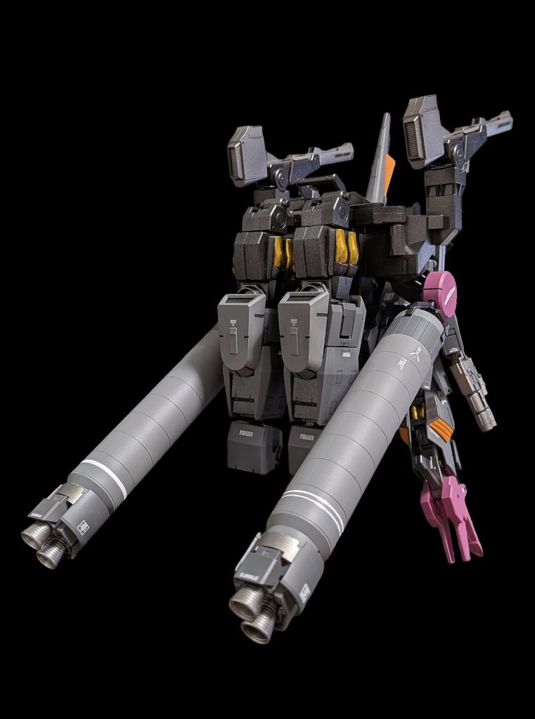 サイコ・アーム懸架はネオ・ジオングに着想を得ました大型プロペラントタンクと、サイコアームに隠れて見えてませんがバックパック中央にIフィールド発生器を装備相変わらずゴテゴテしたバックショット