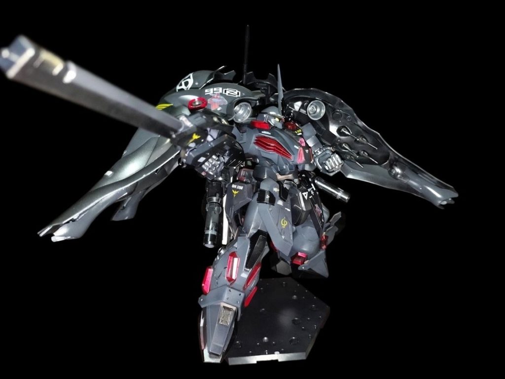 アークブラスト構え30MMからの改造品ですがほぼ機体の全高と同サイズなのでめっちゃデカいです😅今回初の試みで撮影時にフラッシュ補正かけて撮ってみました😅フラッシュ補正かけてると白いデカールがハッキリするので発見でしたねw