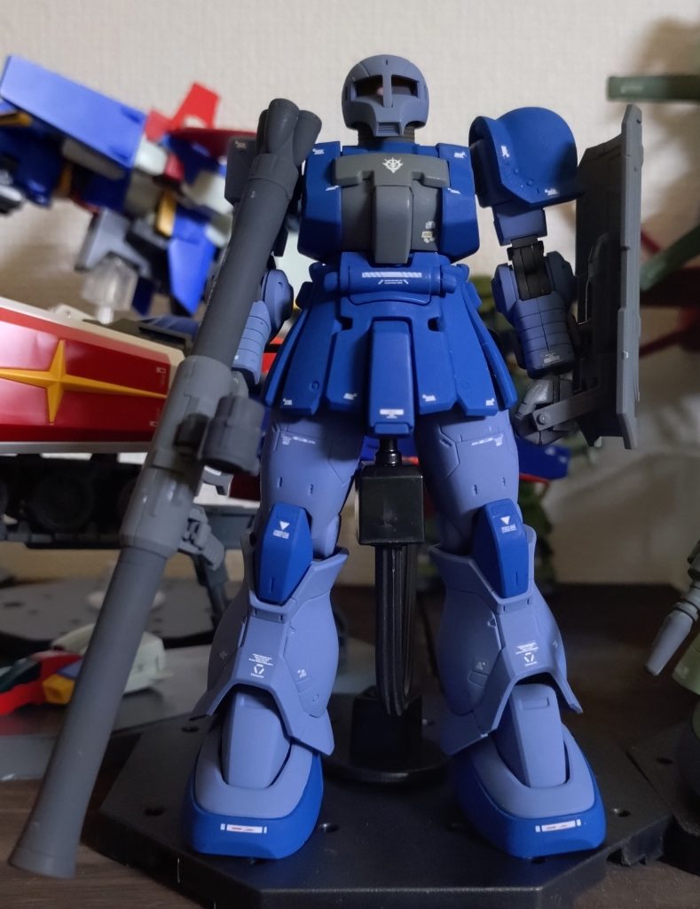 ボディや肩アーマー、膝、スリッパを濃いブルーに筆塗り塗装。