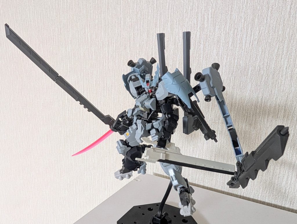 ガンダム・アストレトアルブスには装備の換装による仕様違いがあり、この装備状態を重装仕様としています。ビーム武器、質量武器を多数装備、同時使用が可能で汎用性に優れる他、フレキシブルスラスターバインダーにより良好な運動性も備えた形態となります。