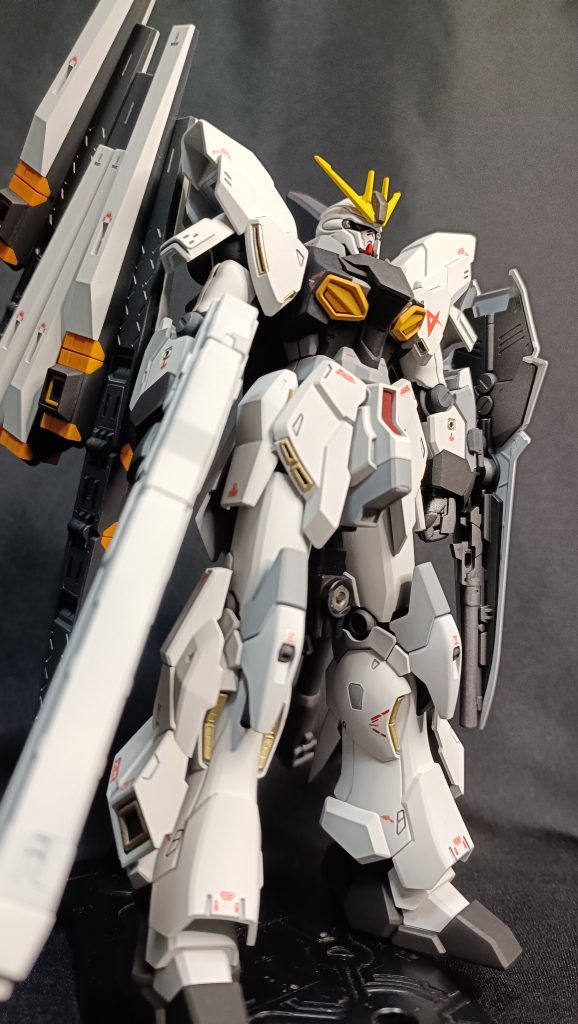 まぁ、何番煎じかわからんほどコスられたネタですね。シナンジュスタインのアムロ機仕様wただ、フィンファンネルとバズーカは必要。無理やり載っけてやんよ！！