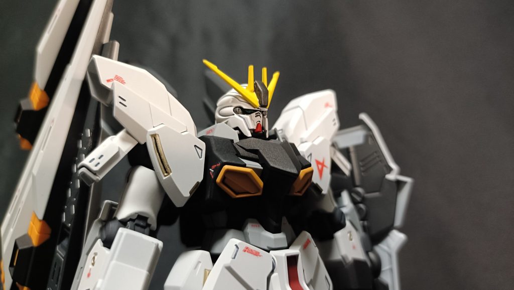 ガンダムヘッドはアトラスガンダムのアンテナ部とマスクを徴用。極力シナンジュらしさを残しつつガンダムっぽく見えるように。