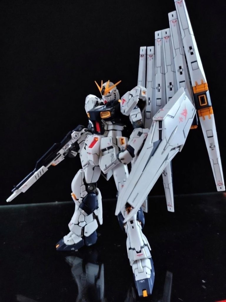 素立ちです。これまでRGサザビー、Hi-ν、シナンジュとRGは作った事ありましたが、一番作りやすくて事故率も少なく、関節保持力も可動域も素晴らしくポージングも自在に取れるのでRGを初めて触る人にはおすすめなのかなと感じました(⁠*⁠´⁠ω⁠｀⁠*⁠)
