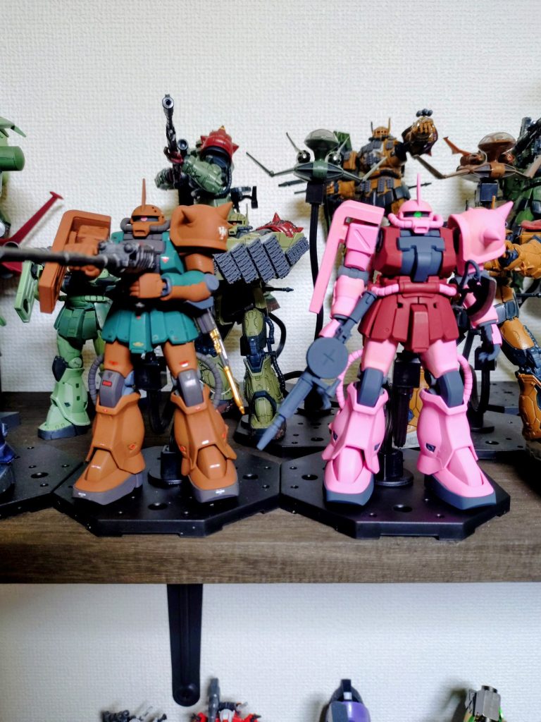 ガルマ専用ザクF2タイプと並べたら意外に良い感じ。