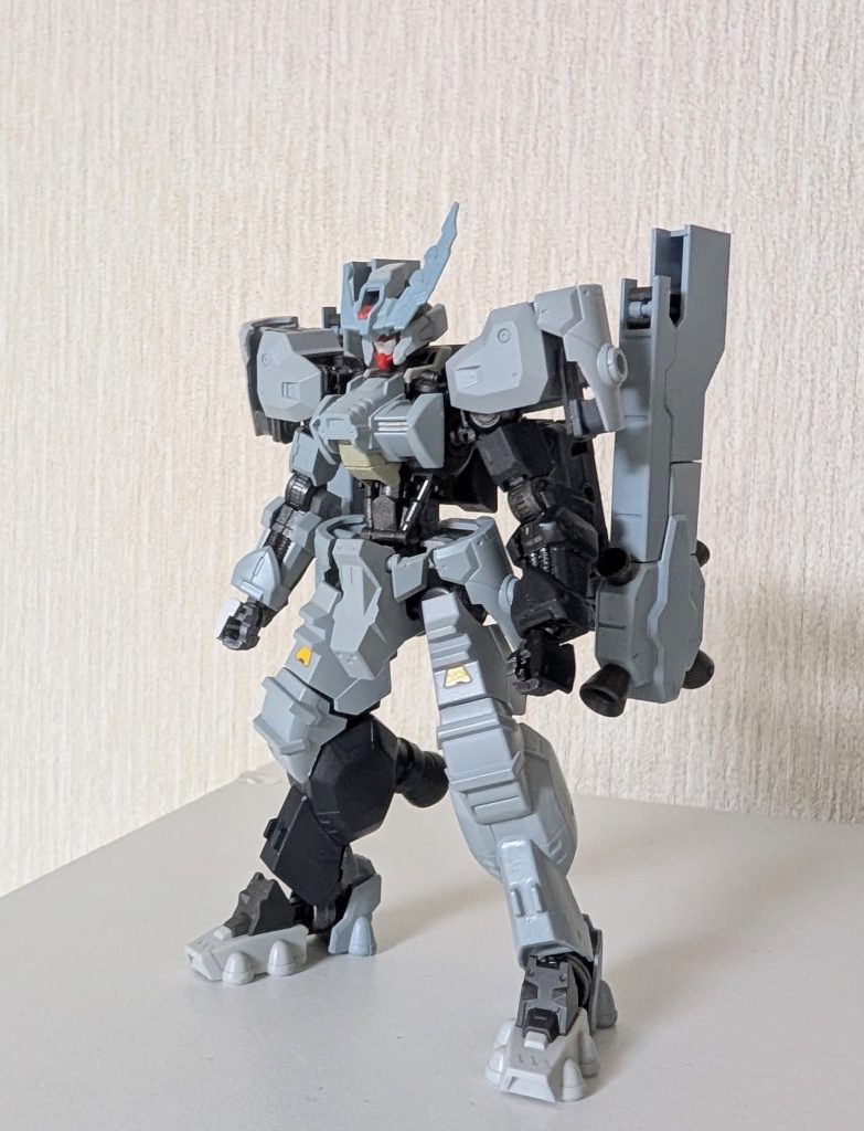 本体はほぼリナシメントのままですが、腰部サイドアーマーのパーツを両肩部にも追加、非対称だった両腕、両足パーツを同形状のものに変更しています。