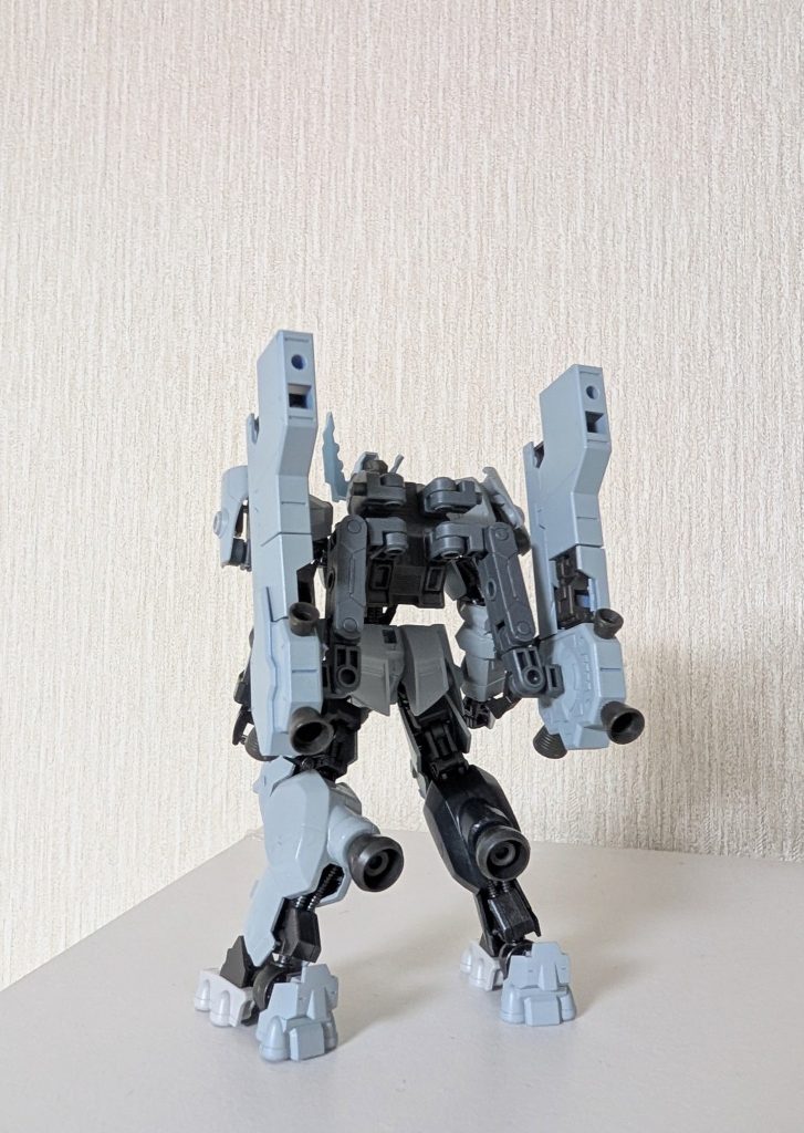 重装仕様専用のバックパック原型機のシールドアームはバーニアを追加の上アームを介してバックパックに接続。フレキシブルスラスターバインダーとしています。
