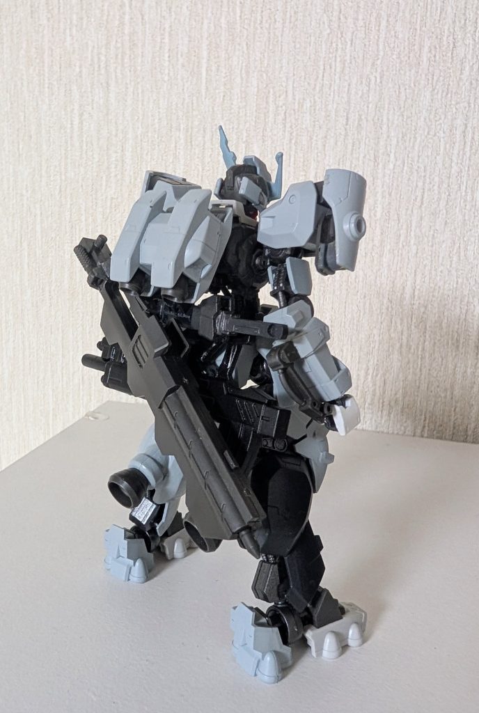 バックパックを標準のものに変更。武装は背部にまとめて懸架します。