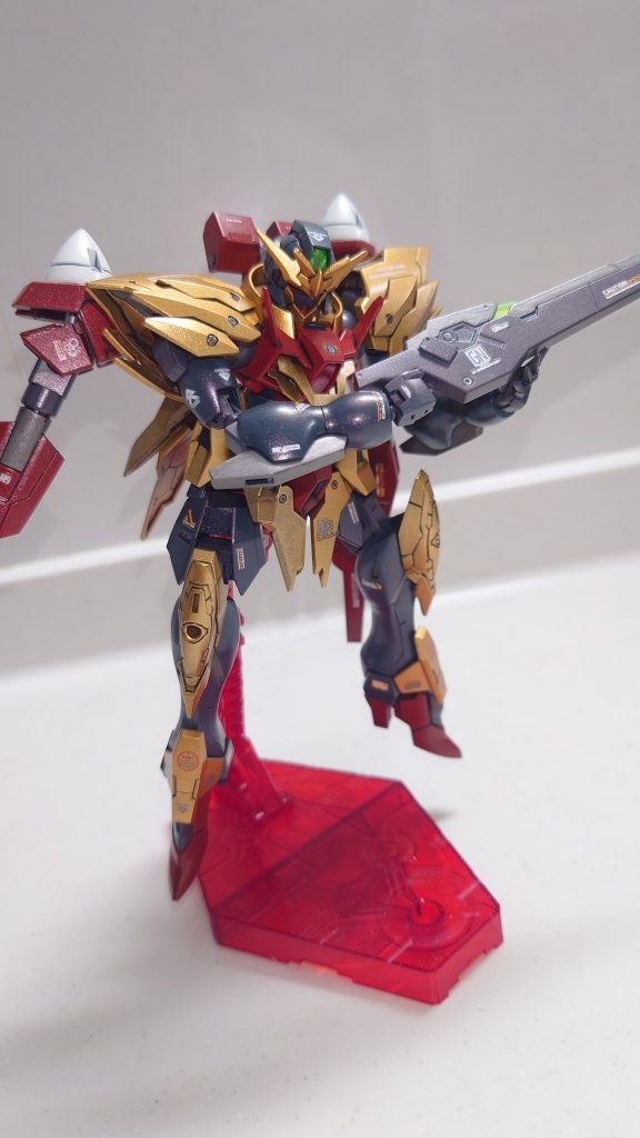 見た目に関しては角の小型化と肩部分のミキシング、色をやや変更したくらいですできるだけティフォエウスパーツを使いたかったので(gundam-kao6)