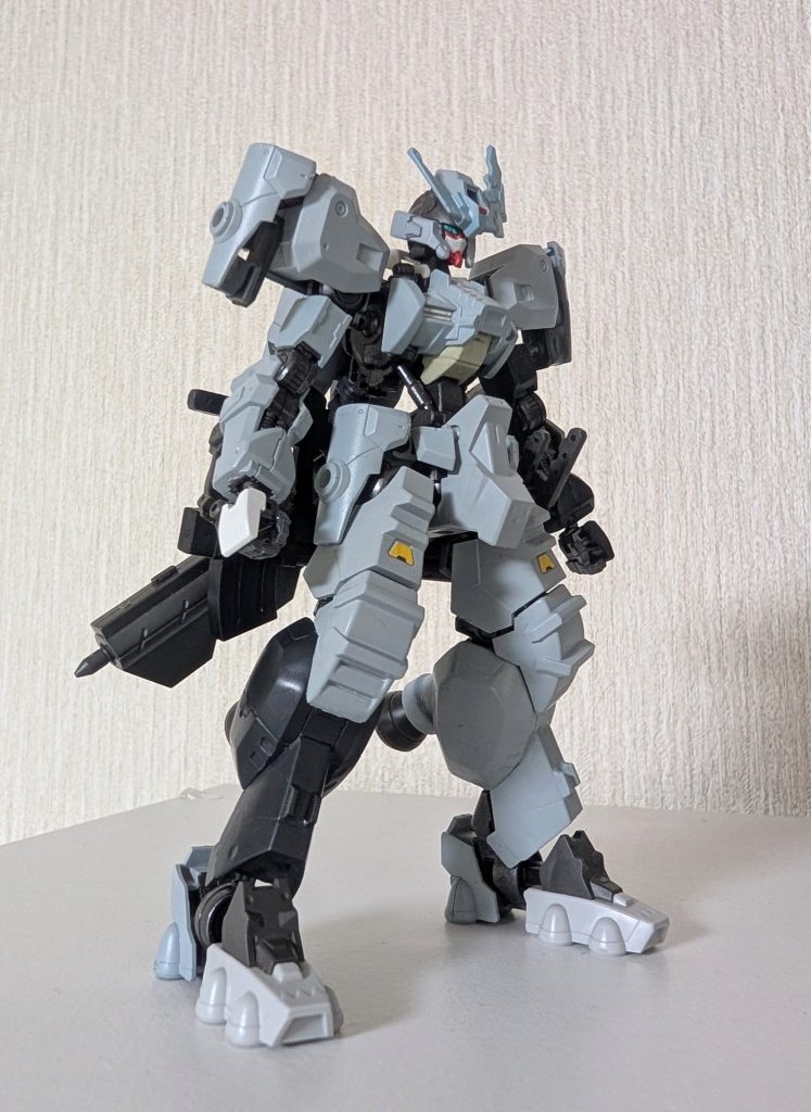 軽装とはいったもののビーム武器と質量武器を最低限装備しており、汎用性、機動性のある形態として運用します。