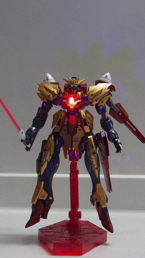 「トランザム！！」中央のレンズ部分はレジンで好みの色に作り直しました！
