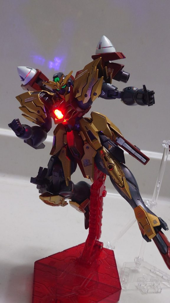 アニメで格闘戦してたので蹴りポーズこの華奢な体型でパンチ攻撃はちょっと似合わないと感じましたが好きな機体をビルド系で出してもらえて、キット化もしてくれて嬉しかったです(gundam-kao6)