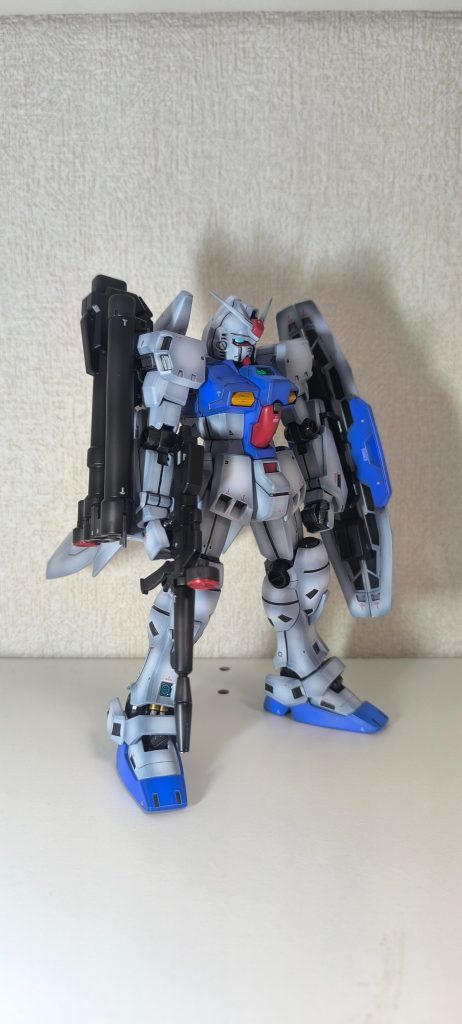 青はMrカラーのコバルトブルーにしました。当初、黒立ち上げで塗っていたんですがうまく発色せず紺色になってしまったので、黒→白グラデーション→コバルトブルーの順で塗装しました。別のキットで使用したGXカラーのスージーブルーは問題なく発色したので隠ぺい力と発色を売りにしてる塗料はすごいんだなと思い知りました。