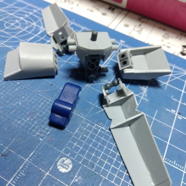 制作進めております☺️この画像だけだとなんだかまったく分からないと思いますが、元はギャンの腰ですw(画像②)バラすと画像③のような感じです😁我ながらほとんど原型ありません(笑)もうこんなん作るなら30MFで良いんじゃ？と思いました(zaku-kao8)（3枚目）