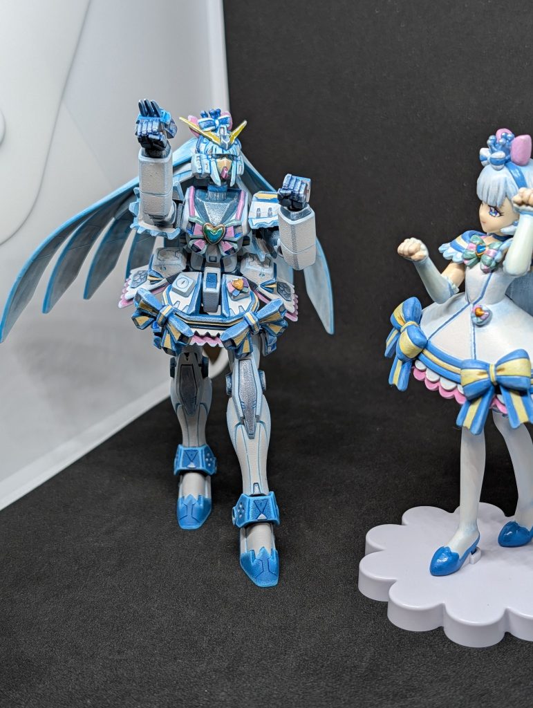 元ネタプリキュアと並べる。以前、キュアニャミーの食玩フィギュアをこれもシタデルカラーで塗っていたので、配色の参考にしました。