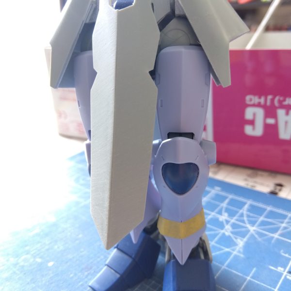 久々の連休で制作にも力が入ります☺️その１で作ったハイヒールの踵部分をジャンクを加工して取り付けました！元はサイ◯リスの何かでしたがwこんなにもジャストフィットするとは思いませんでした😁画像②と③は、スカートを変更したことによって中のスカスカ具合が目立ってしまったので、こちらもジャンクを加工して股関節の接続部の上の隙間を埋めてみました！球体の股関節の上に球体の股関節…サーティワンのアイスみたいですね(zaku-kao8)（2枚目）