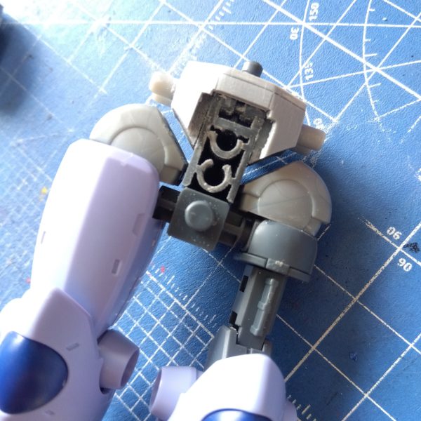 久々の連休で制作にも力が入ります☺️その１で作ったハイヒールの踵部分をジャンクを加工して取り付けました！元はサイ◯リスの何かでしたがwこんなにもジャストフィットするとは思いませんでした😁画像②と③は、スカートを変更したことによって中のスカスカ具合が目立ってしまったので、こちらもジャンクを加工して股関節の接続部の上の隙間を埋めてみました！球体の股関節の上に球体の股関節…サーティワンのアイスみたいですね(zaku-kao8)（3枚目）