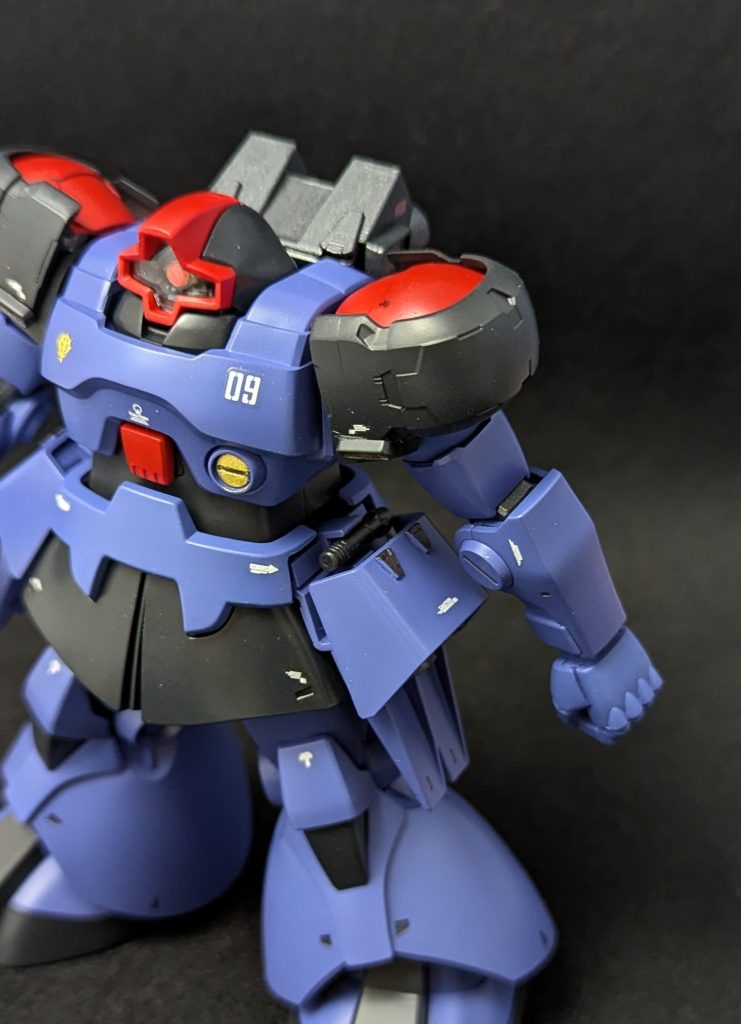 ビームサーベルはサイドアーマーの上部に収納されています