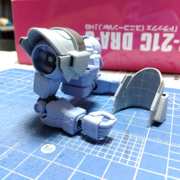 ギャン×ドラッツェ制作進めております😊今日は剥き出しだったギャンの肩に肩アーマーを作ってあげました！まだドラッツェパーツの加工は始めてませんが、もうすでにギャン要素はなくなってきておりますw（2枚目）