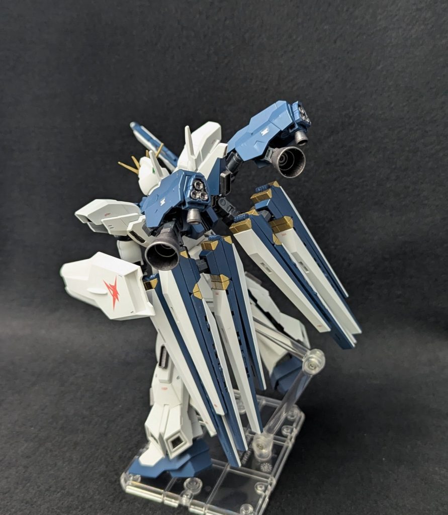 背中のこれは当然GP01fbの発展系です（記録上抹消されていますがノウハウは残っているはずなので）バックパックとユニットの接続部、メインバーニアの根元それぞれに可動軸があるのでGP01fbよりさらに柔軟な動きができます