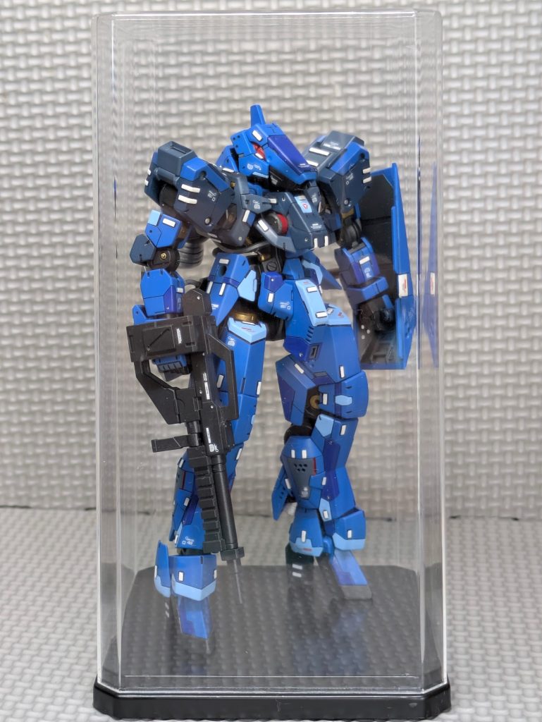 百均のディスプレイケースに斜めでキッチリ入ったので倒れる事はないでしょう😆ホコリも付かないので安心して飾れます😊