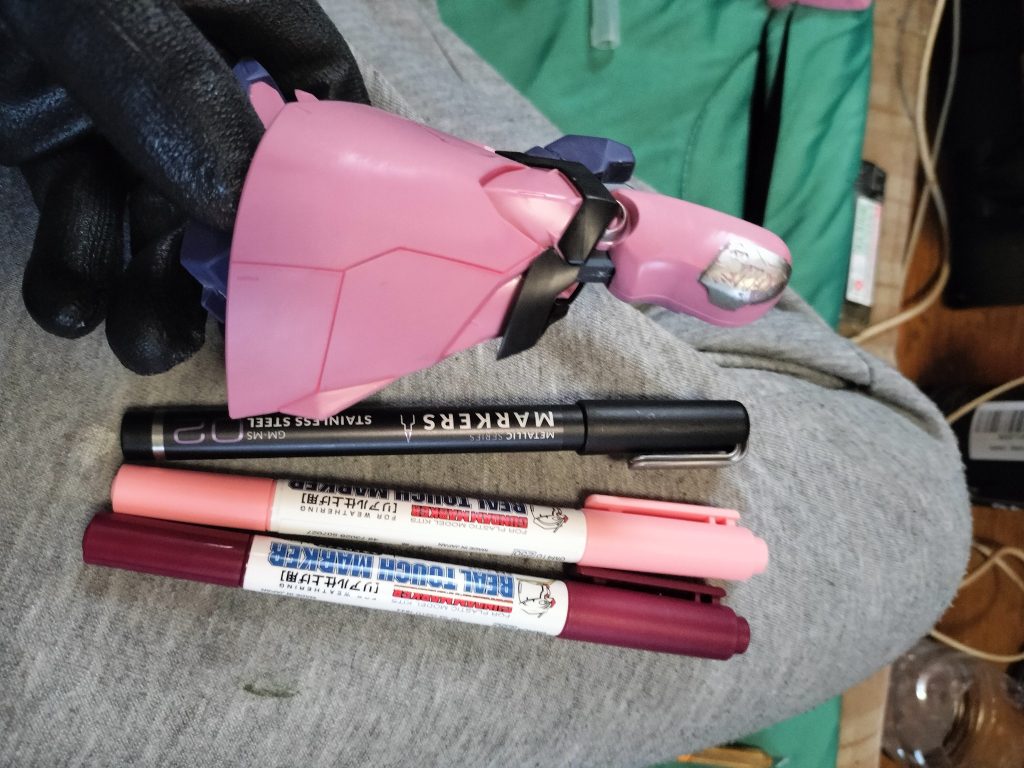 足はピンクを使い、墨入れ部分はリアルタッチマーカーの赤でスジ彫りラインを引いています。シールドの時と同じ様に塗りつぶしやっていくわけですが、こちらはピンクを使います。メタリックマーカーはガーレリのステンレススティールを使いました。