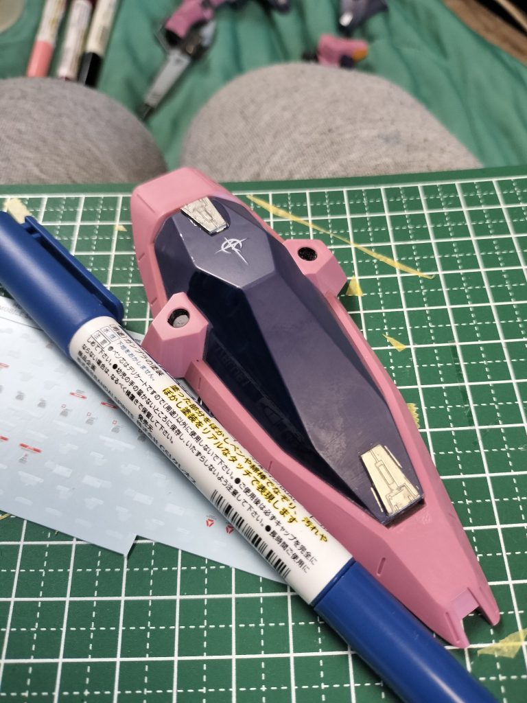 ホビージャパンのディティールアップパーツを貼って部分塗装は済ましてあります。シールドをリアルタッチマーカー青で塗ってウォッシングでハイライトをつけていきます。