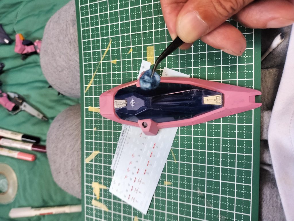 全面をリアルタッチマーカーで塗りつぶし、激落ちくんを千切って小指大にして丸めてピンバイスで掴んで面の中心から拡げる様に落としつつ塗料を端に集めて寄せていきます。コレを3回くらい重ねてやりました。ぼやっとグラデーションがかかったような質感になります。ぼかしペンを使うやり方もありますが、こちらの方が個人的に陰影を制御出来たので全面塗りからスポンジで落としていくやり方にしました💦ぼかしペンの使い方慣れてきたら変えるかもです💦デカールは閃光のハサウェイのメッサーガウマン機のモノを使ってます。