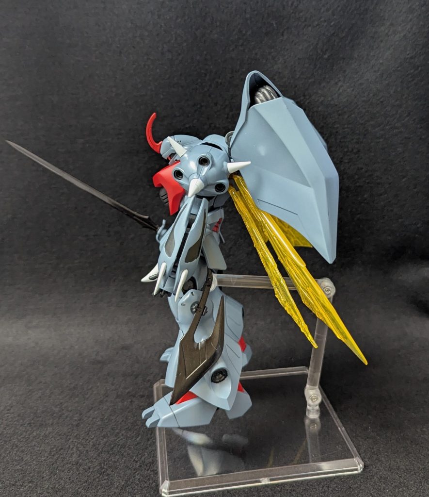 横からオーラトマホークは両脚サイドに装備左腕のみシールド代わりにビアレスのガントレット？を装備しています