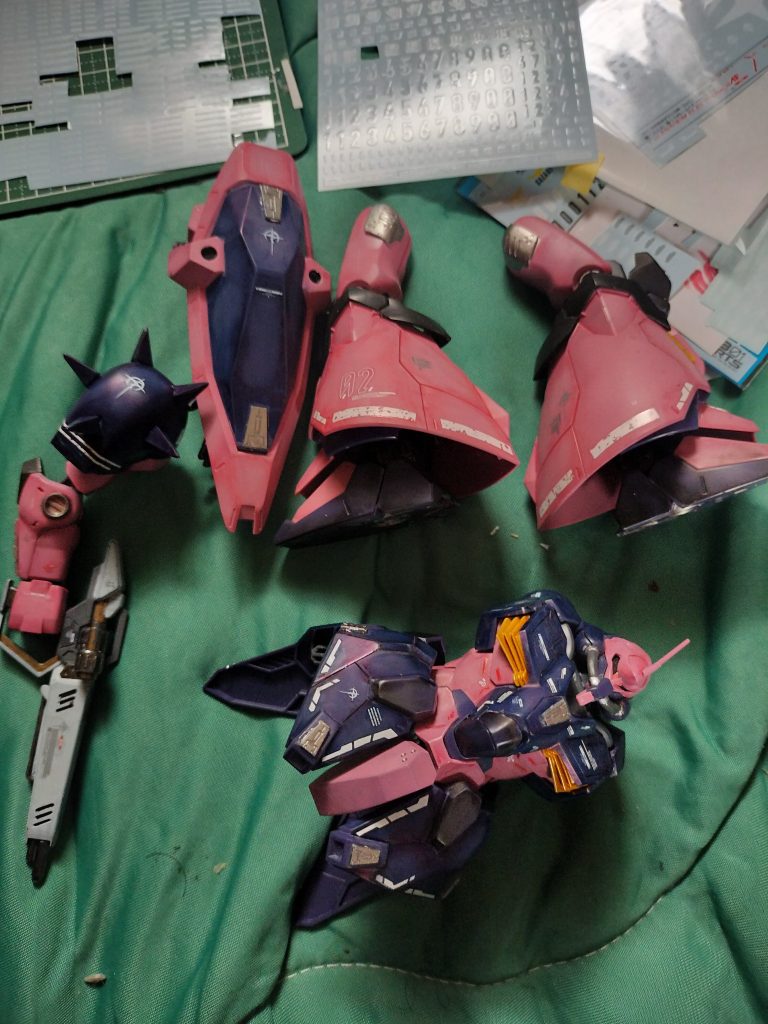 ウォッシング後です。ここからつや消し後、ウェザリングマスターBセットですす汚れつけていきます💦ガラステーブルの上が削りカスやら何やらでとっ散らかってますがご容赦ください😅