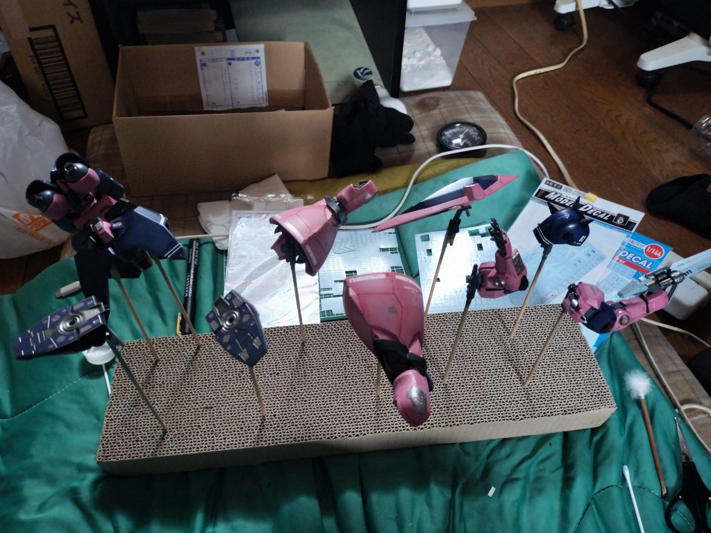 作品名：7割終了…😅<p>メッサーf02指揮官機ようやくつや消しまで辿り着きました(汗) デカール貼りが割と悩みました💦 ここからウェザリングカラー、ウェザリングマスター、ドライブラシ追加で作業していきます。 とりまつや消し吹いたので24時間待ち [&hellip;]</p>
