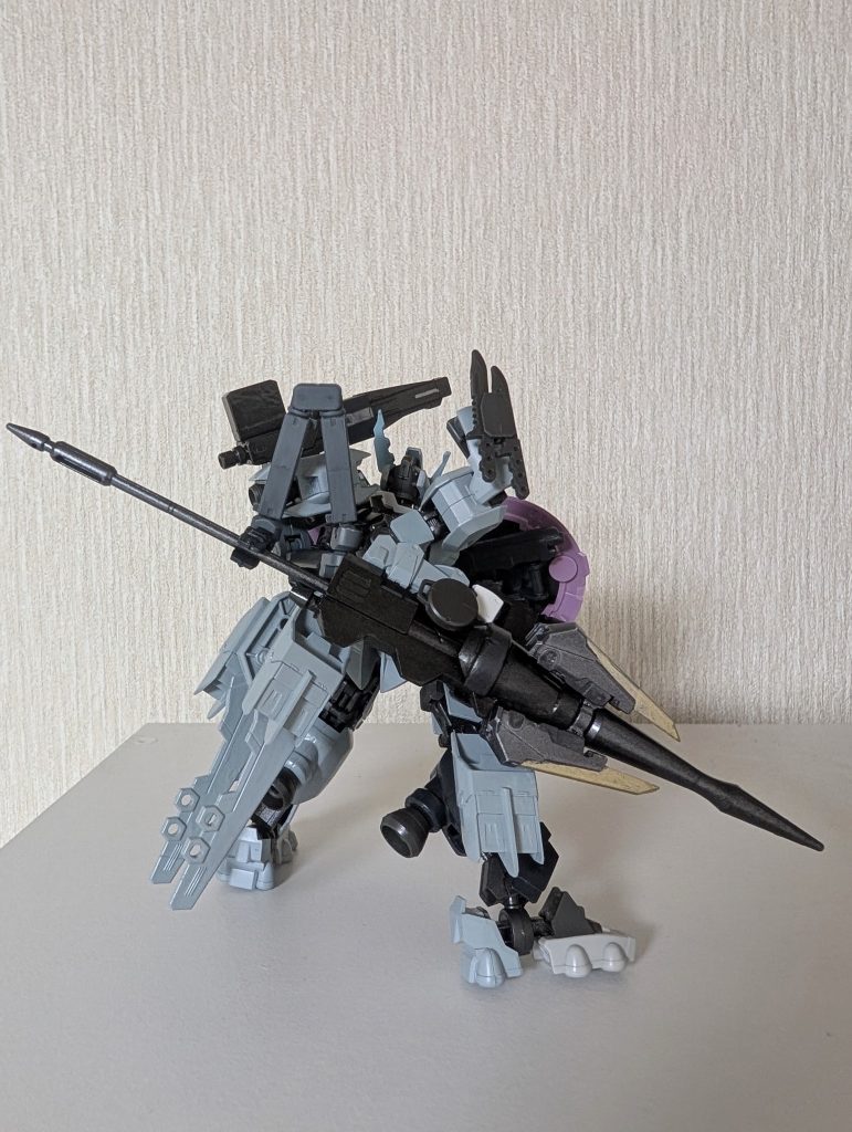 ギガントクラッシャーアームズ本仕様のメイン武装であり、バスタードチョッパー、シュヴァルベグレイズ用ランス、ウヴァルのマイニングハンマーほかいろいろミキシングして作成した複合武器です。右肘のコネクターに接続の上、グリップを握り、さらにバックパックのサブアームを用いて保持します。マシンガン&ビームガン内蔵してます。