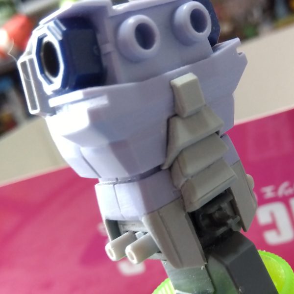 胸部・腹部・腰部の改修です☺️ギャン×ドラッツェで制作してますが、初のオリジナルМSを目指して制作を進めてますので、ギャンの面影を完全に無くすように改修しております😁画像だと分かりづらいかもですが、ばらすと画像②のような感じです。胸当てはフルスクラッチ、胸部は邪魔な箇所を大胆にカットカットw腹部は腰部との隙間を隠す目的もありシャツの裾のような感じに成形し、腹に着ける装甲もスクラッチ。背中側には背骨のような物を作成しました☺️（3枚目）